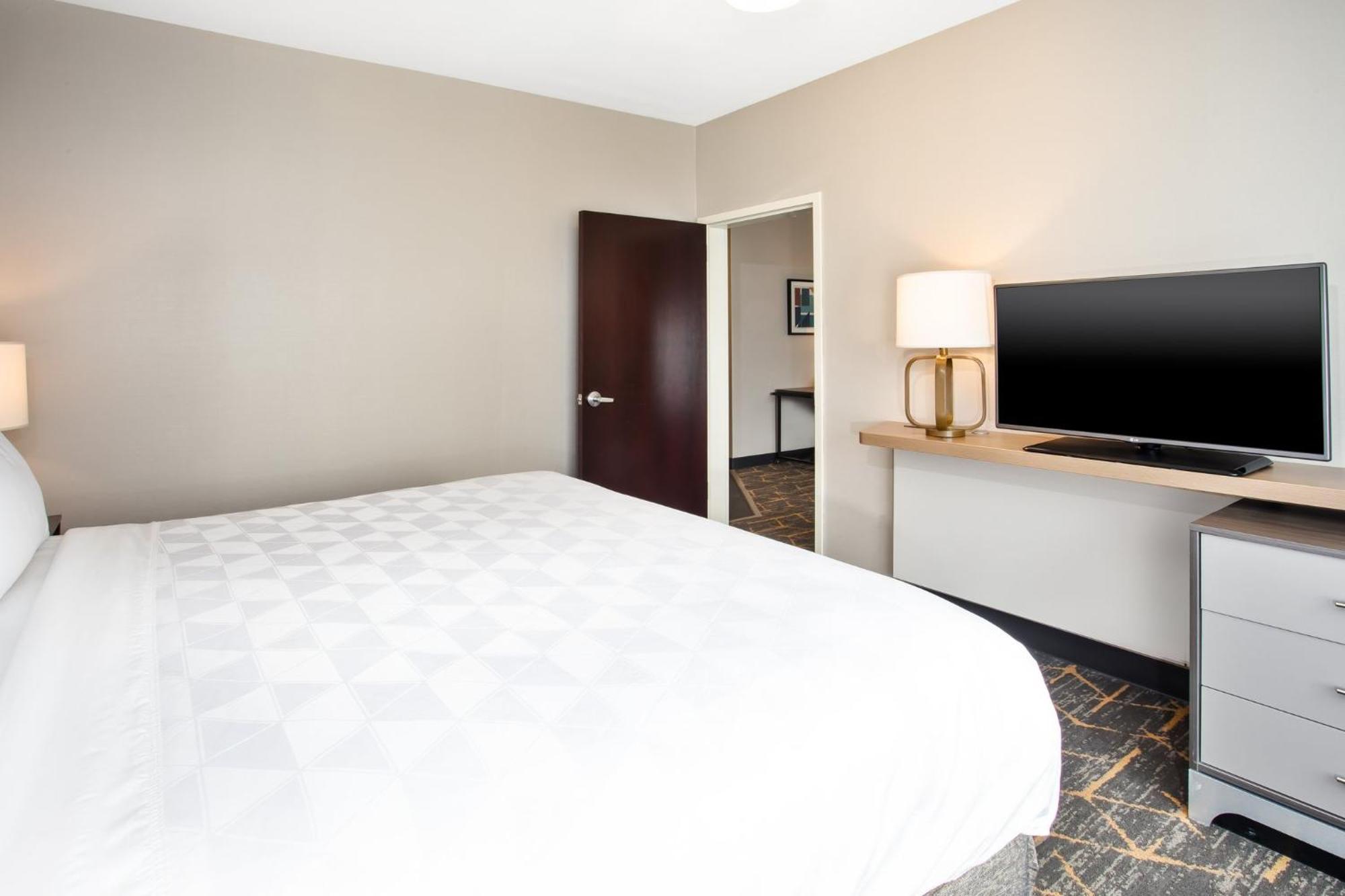 Canton-belden Village By Ihg Hotel 3*